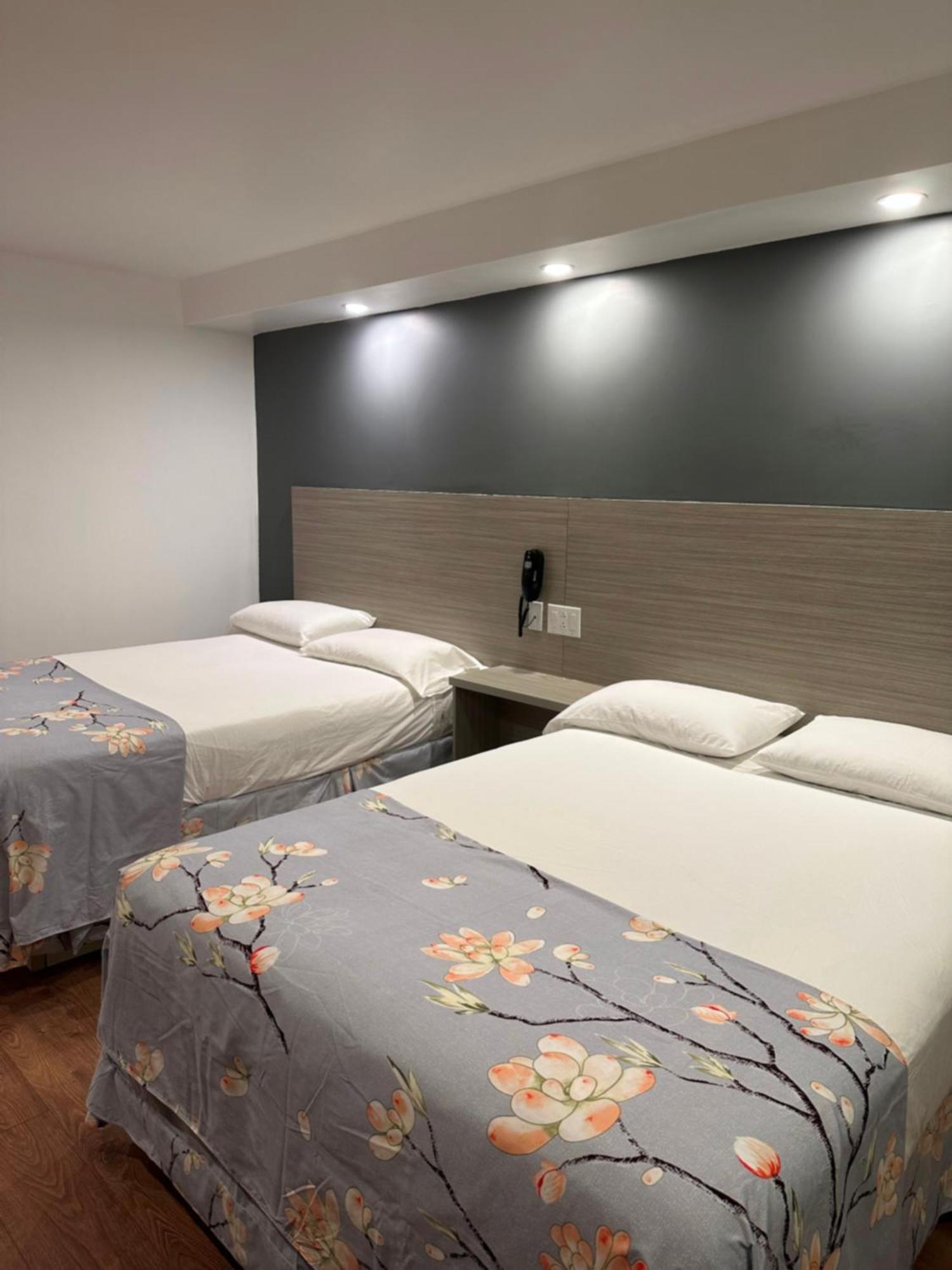 Motel Chez Nous Лавал Екстериор снимка