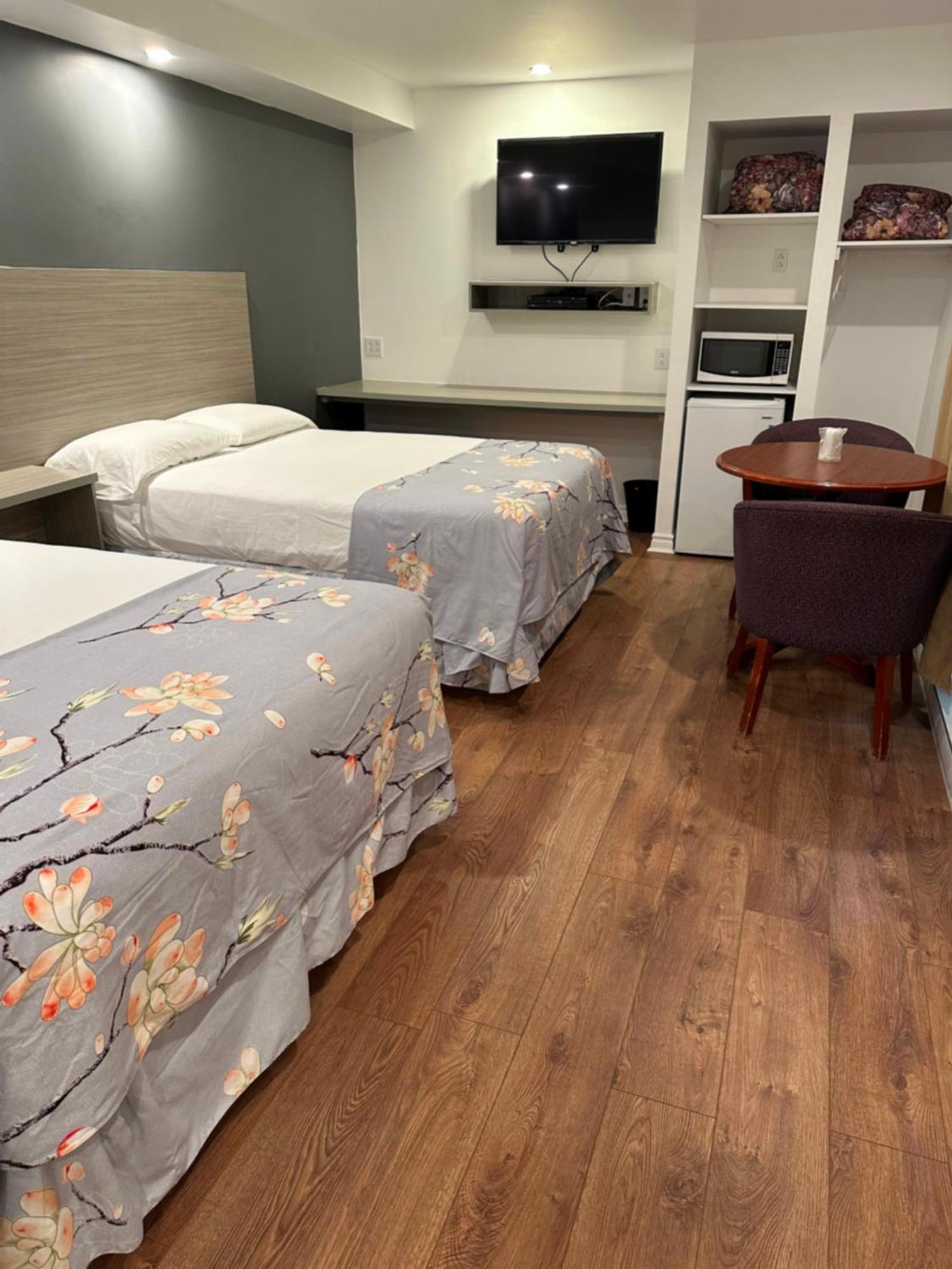 Motel Chez Nous Лавал Екстериор снимка