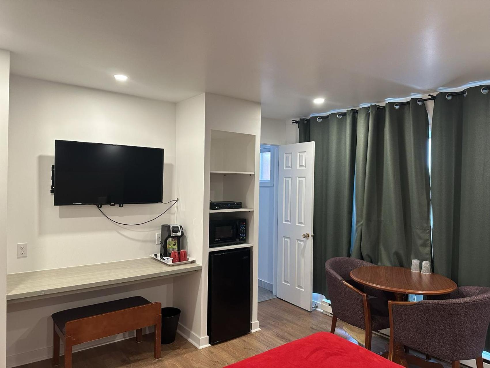 Motel Chez Nous Лавал Екстериор снимка
