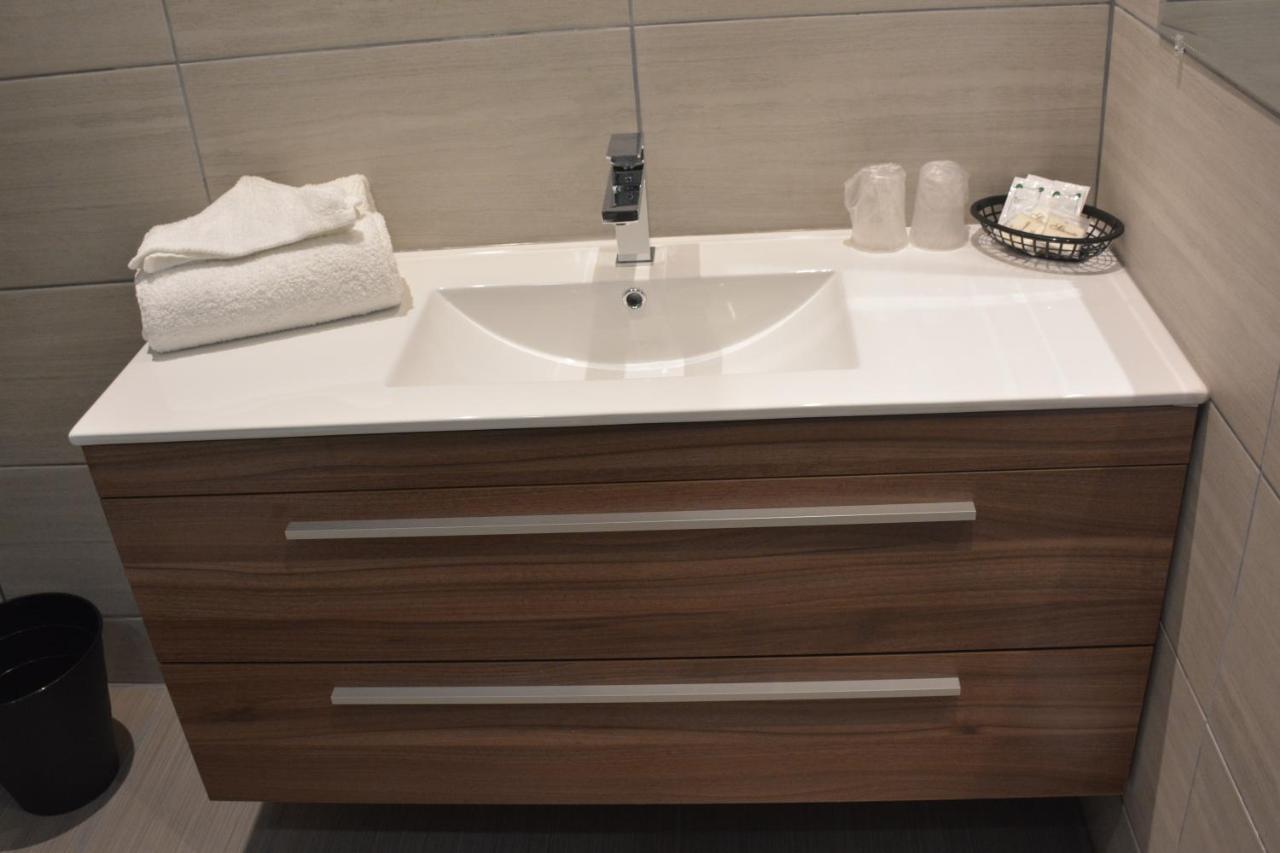 Motel Chez Nous Лавал Екстериор снимка
