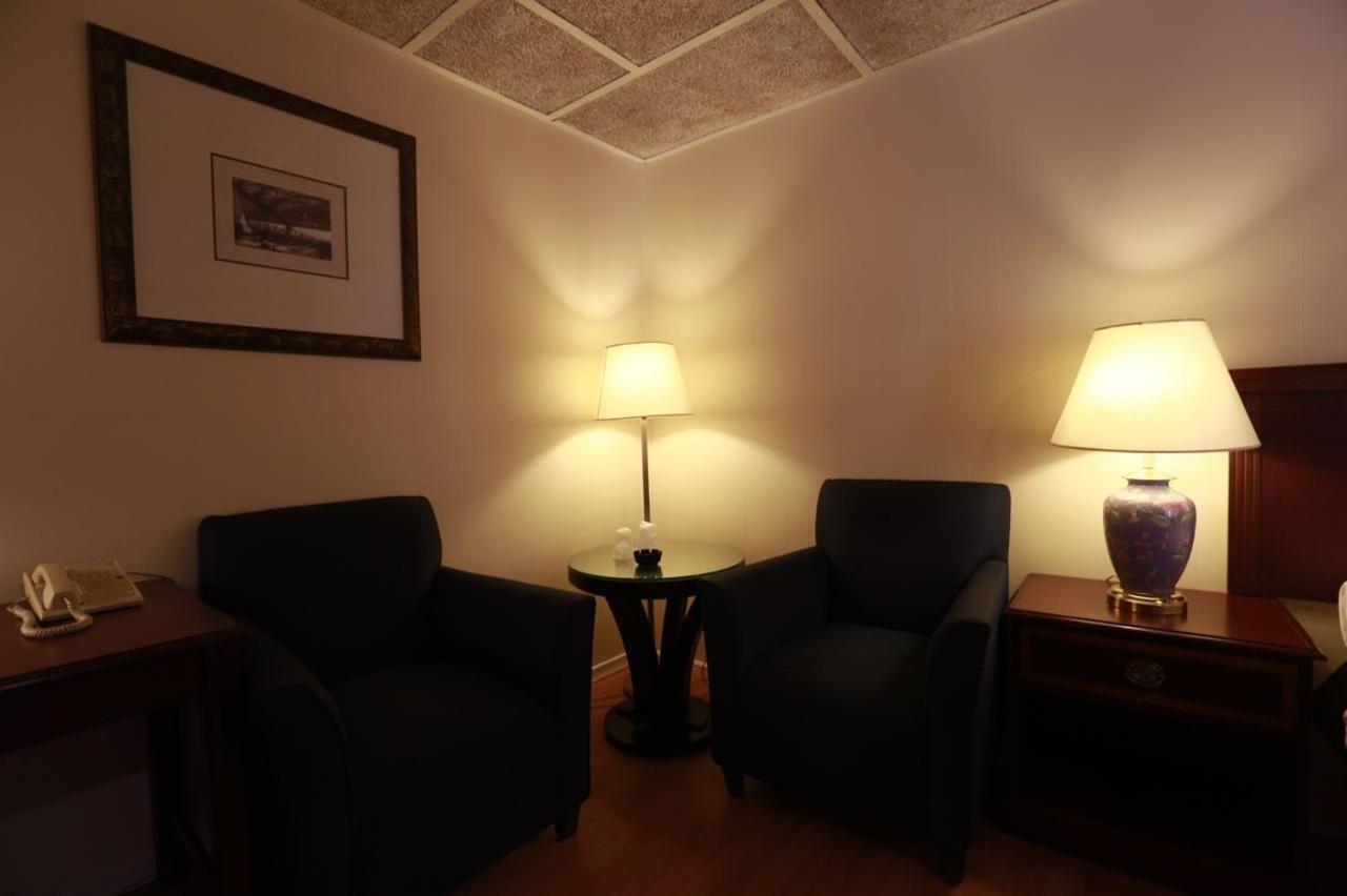 Motel Chez Nous Лавал Екстериор снимка